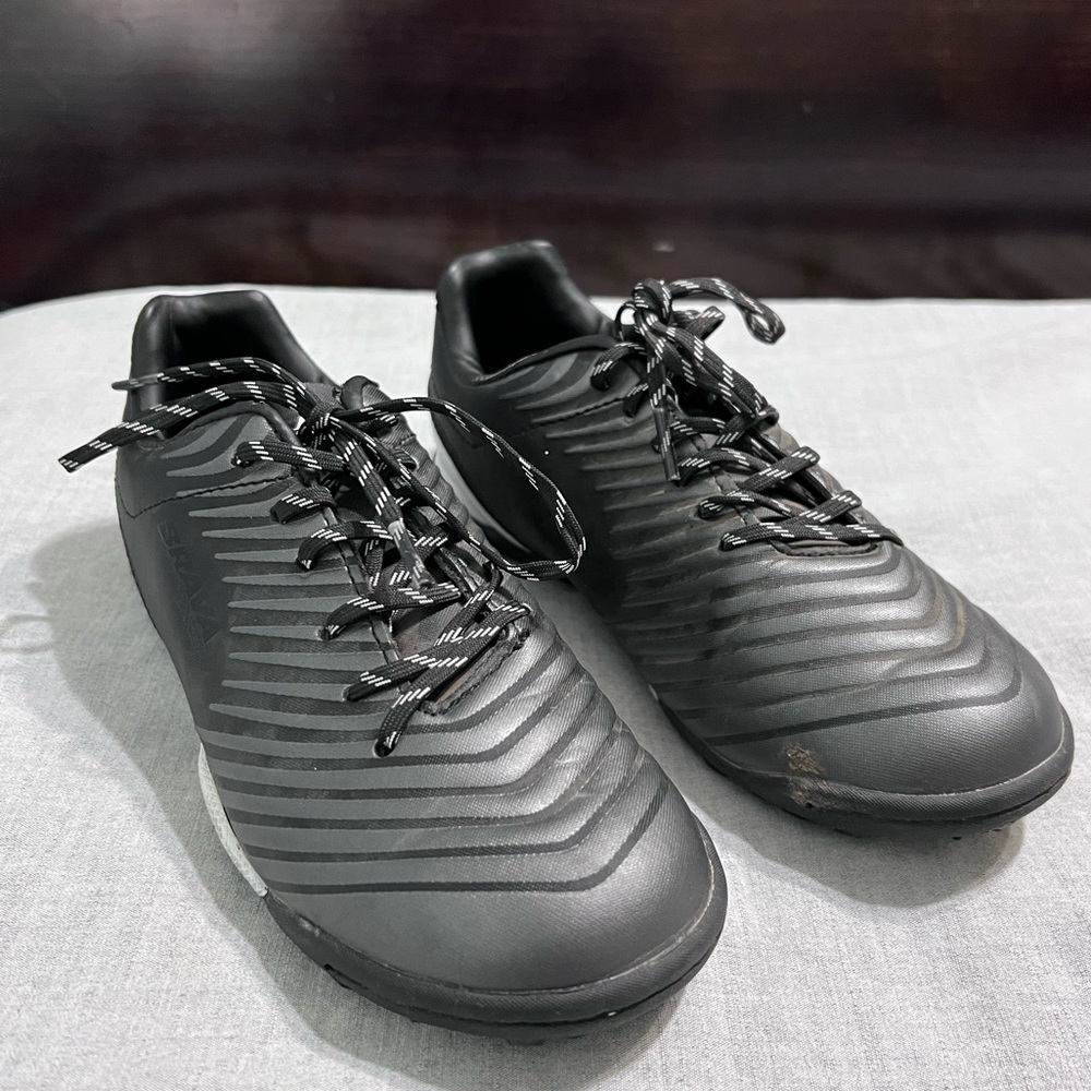 Academy Bravia indoor soccer black shoes / size 1Y